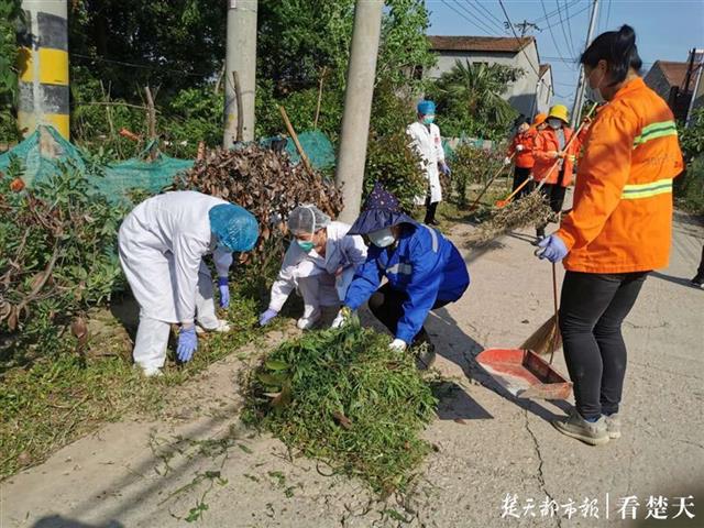 星空体育白衣天使与橙衣环卫工的一张迟到的合影(图2)